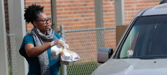  Lynette Hammond Gerido distributing lunches 